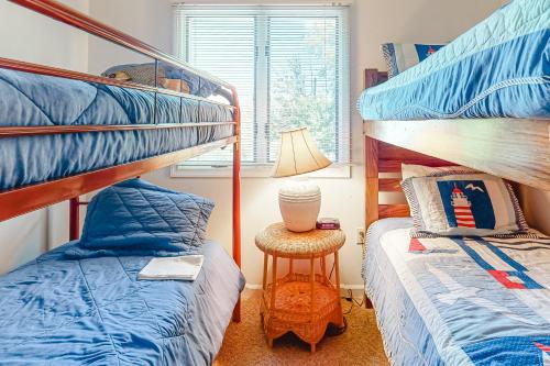 Una cama o camas cuchetas en una habitación  de Bayberry Woods -- 714 Bayberry Circle