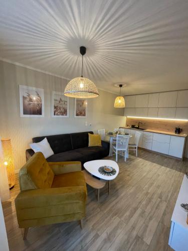 a living room with a couch and a table at Apartament Jantar in Jantar