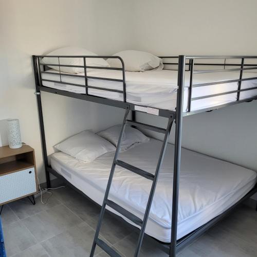 quelques lits superposés dans une chambre dans l'établissement Superbe appartement avec piscine, au Barcarès