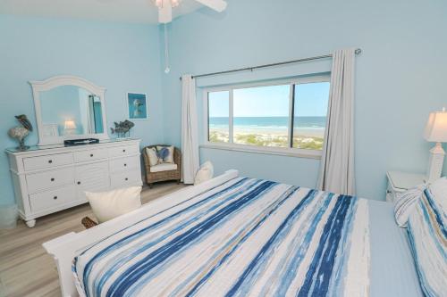 - une chambre avec un lit et une fenêtre donnant sur l'océan dans l'établissement Sea Haven 522, à Saint Augustine