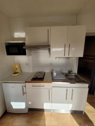 Photo de la galerie de l'établissement Studio 4 couchages climatisé 50m de la plage, à Canet