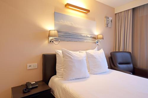 Кровать или кровати в номере Hotel Uilenspiegel