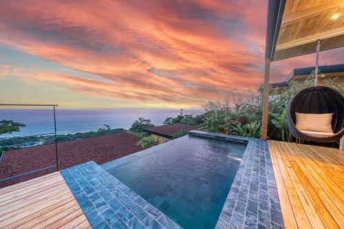 una casa con piscina e altalena di LALOON Luxury Suites - Adults Only a Santa Teresa Beach