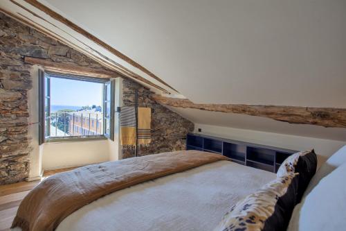 - une chambre avec un grand lit et une fenêtre dans l'établissement U Granaghju, à Bastia