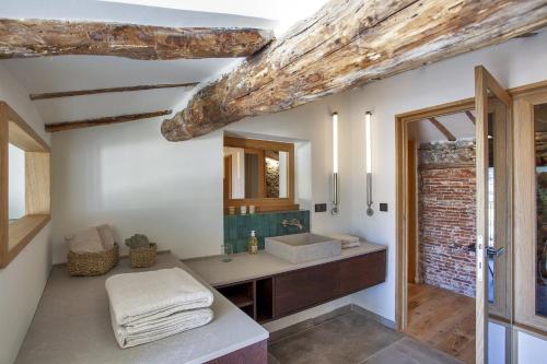 La salle de bains est pourvue d'un lavabo et d'un miroir. dans l'établissement U Granaghju, à Bastia