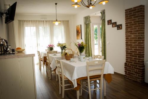 Un restaurante o sitio para comer en La Cascina B&B