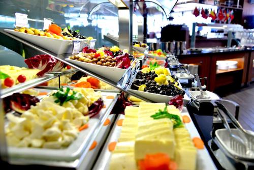 Una línea de buffet con muchos tipos diferentes de comida. en Hotel Hegsagone Marine Asia, en Gebze