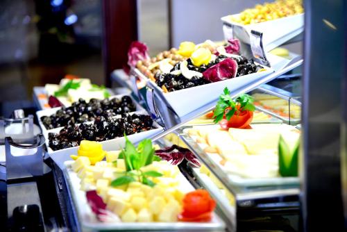 Un buffet lleno de diferentes tipos de postres. en Hotel Hegsagone Marine Asia, en Gebze
