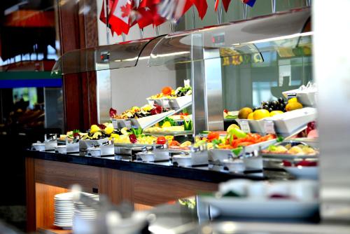 una línea de buffet con cuencos de frutas y hortalizas en Hotel Hegsagone Marine Asia, en Gebze