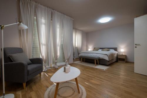 En eller flere senger på et rom på Brand New Aparment with sea view & swimming pool at Čiovo - Villa Fiorentini