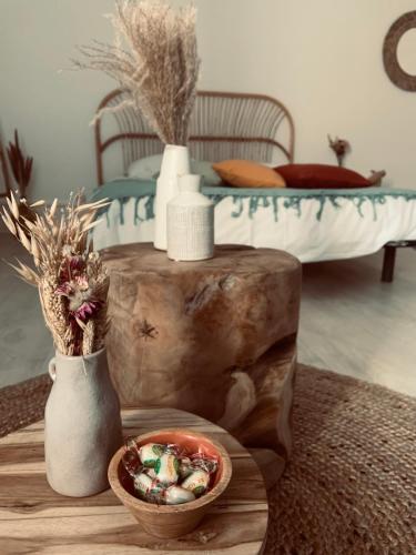 stół z miską jedzenia i łóżkiem w obiekcie Studio Girafe, style bohème et atypique, Curistes w mieście Luxeuil-les-Bains