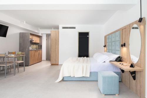 1 dormitorio con 1 cama grande y 1 mesa en Hanioti Central Hotel, en Chaniotis