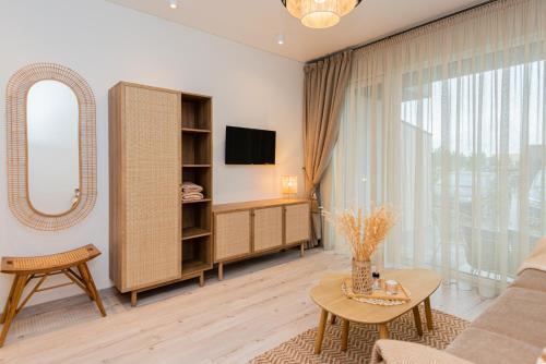 Galeriebild der Unterkunft BOHO BEACH STUDIO su terasa ir baseinu in Palanga