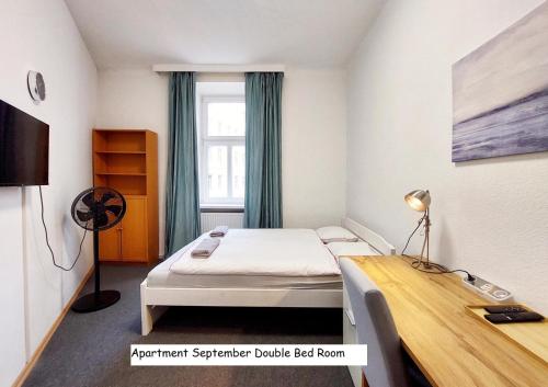 niewielka sypialnia z łóżkiem i biurkiem w obiekcie 7brunnen Hostel & Guest House w Wiedniu