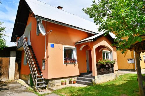 ein Haus mit einer Orange in der Unterkunft Apartments Matovina in Saborsko