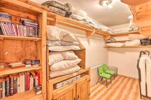 Krevet ili kreveti na sprat u jedinici u okviru objekta Big Bear Cabin with Deck and Hot Tub Near Resorts!