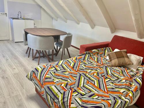 um quarto com uma cama, uma mesa e cadeiras em Sight Qoricancha em Cusco