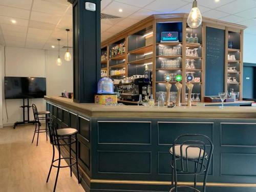 - un bar vert avec des chaises dans la chambre dans l'établissement LE PATIO, à Millau