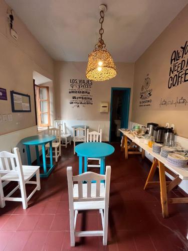a restaurant with tables and chairs and a chandelier at Ferienhaus Hostel Salta in Salta