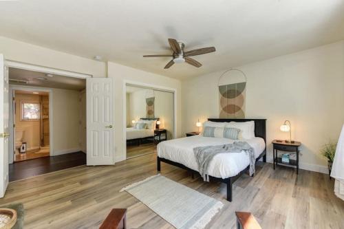 een slaapkamer met een bed en een plafondventilator bij Vibrant Fab 40's Hotel Style Home East Sacramento in Sacramento