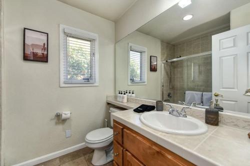 Kamar mandi di Vibrant Fab 40's Hotel Style Home East Sacramento