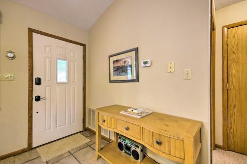 Galeriebild der Unterkunft Private Boat Dock Lakefront Eldon Home! in Eldon