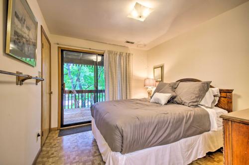 Ein Bett oder Betten in einem Zimmer der Unterkunft Private Boat Dock Lakefront Eldon Home!