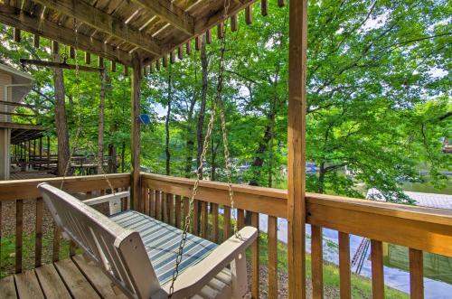 Ein Balkon oder eine Terrasse in der Unterkunft Private Boat Dock Lakefront Eldon Home!