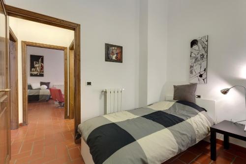 フィレンツェにあるOcheのベッドルーム1室(ベッド1台付)、鏡付きのベッドルーム1室が備わります。