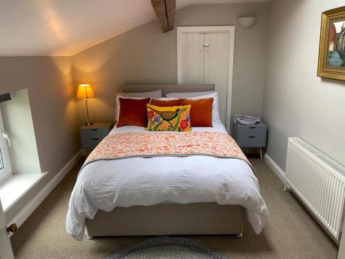 Een bed of bedden in een kamer bij Kitty’s Place, Apartment, Eden Valley, Cumbria