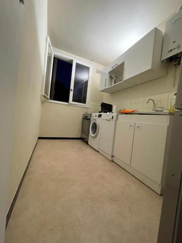 - une cuisine avec lave-linge et sèche-linge dans la chambre dans l'établissement Studio aux portes de Paris, à Chatou