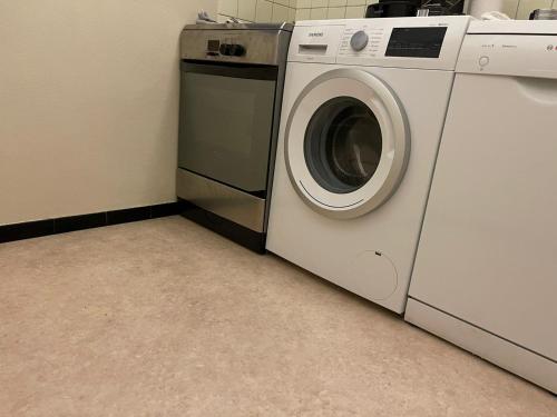 een wasmachine en een wasmachine in de kamer bij Studio aux portes de Paris in Chatou