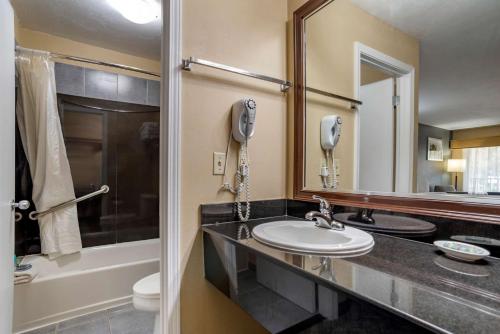 ein Bad mit einem Waschbecken und einem Telefon in der Unterkunft Best Western Apalach Inn in Apalachicola