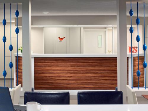 Sonesta ES Suites Cleveland Westlake في ويست ليك: قاعة اجتماعات مع كراسي وجدار خشبي