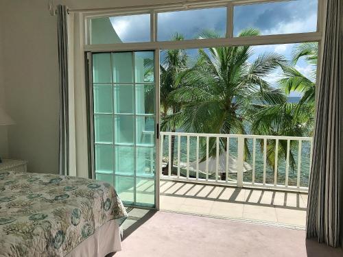 Un balcon sau o terasă la Sunset Cove - Vacation In Paradise!