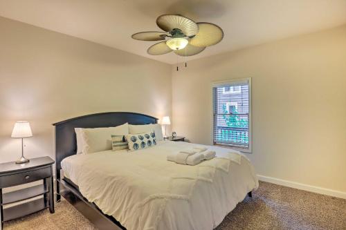 Llit o llits en una habitació de Renovated Lake Geneva Home Near Dtwn and Beach!