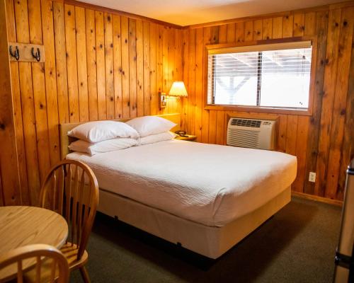 Llit o llits en una habitació de Red Stone Inn