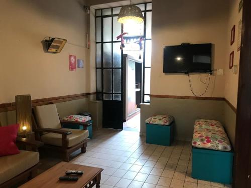 - un salon avec un canapé et une télévision dans l'établissement Ferienhaus Hostel Salta, à Salta