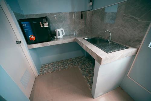a small kitchen with a sink in a small room at HK Hotel Kbartolo in Lucena