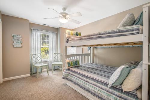 里霍伯斯灘的住宿－Oyster Bay Villas --- 37500 Kaitlyn Dr Unit #23，一间卧室设有两张双层床和一扇窗户。