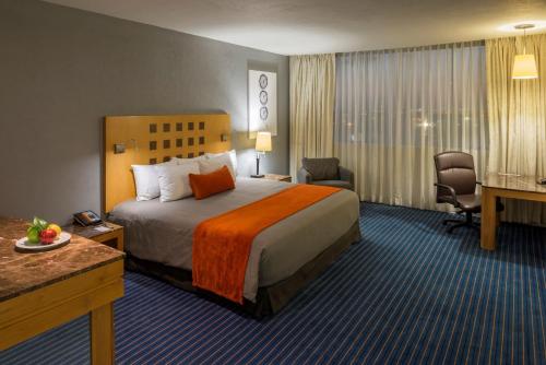 a hotel room with a bed and a desk at Real Inn Nuevo Laredo in Nuevo Laredo
