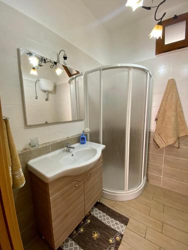 La salle de bains est pourvue d'une douche et d'un lavabo. dans l'établissement Casa Vacanza di Iside, à Montegiordano