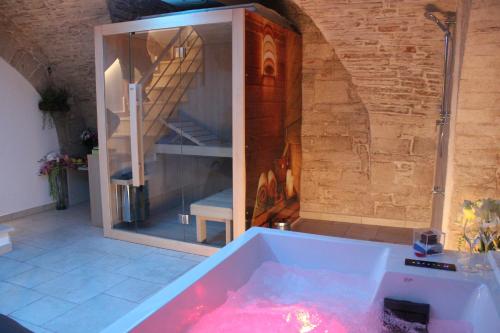 una vasca da bagno con acqua rosa in camera di Rubis Relais & SPA a Ruvo di Puglia