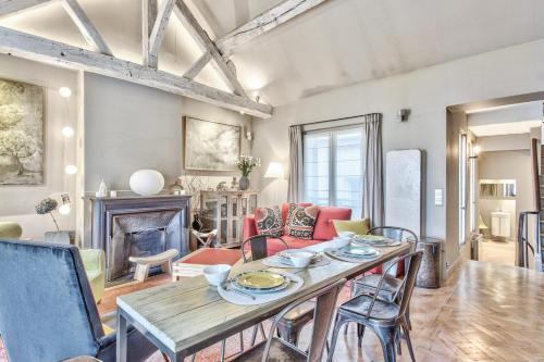 un salon avec une table et un canapé dans l'établissement Appartement exceptionnel 4 avec terrasse rooftop en plein Paris - Welkeys, à Paris