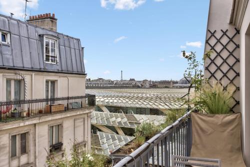 une vue depuis le balcon d'un immeuble dans l'établissement Appartement exceptionnel 4 avec terrasse rooftop en plein Paris - Welkeys, à Paris