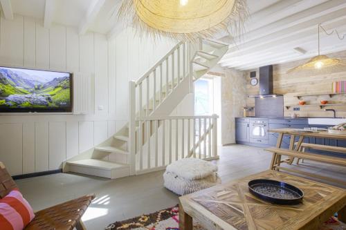 un salon avec un escalier et une cuisine dans l'établissement Magnifique maison de ville 3 étoiles avec terrasse - Capbreton - Welkeys, à Capbreton