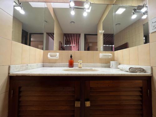 メンドーサにあるCasa Eusebio Blanco con patio parrilla y cochera en el centro de Mendozaの洗面台と大きな鏡のあるバスルーム
