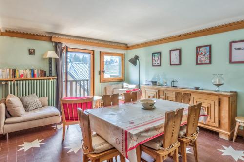 Appartement du Flocon - Welkeys في ميجيف: مطبخ وغرفة طعام مع طاولة وكراسي