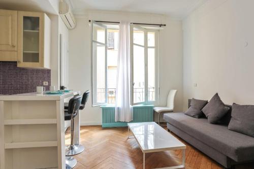 un salon avec un canapé et une table dans l'établissement Bel appartement en plein centre de Nice - Welkeys, à Nice