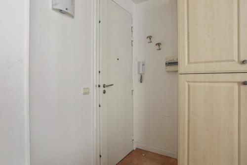 - un couloir avec un placard et une porte dans une chambre dans l'établissement Bel appartement en plein centre de Nice - Welkeys, à Nice